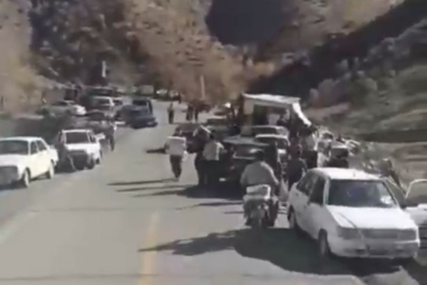 Foto - Komşu'da kaza yapan Türk tırını yağmaladılar! Skandal görüntüler