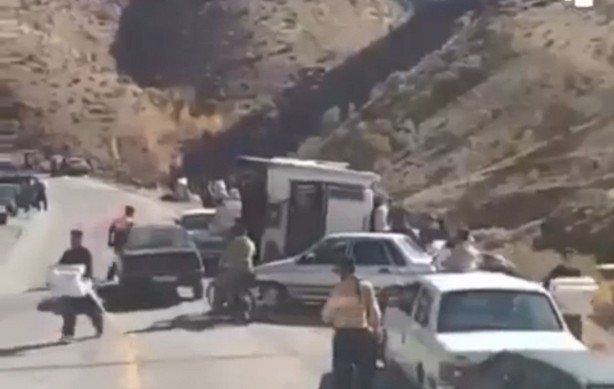 Foto - Komşu'da kaza yapan Türk tırını yağmaladılar! Skandal görüntüler