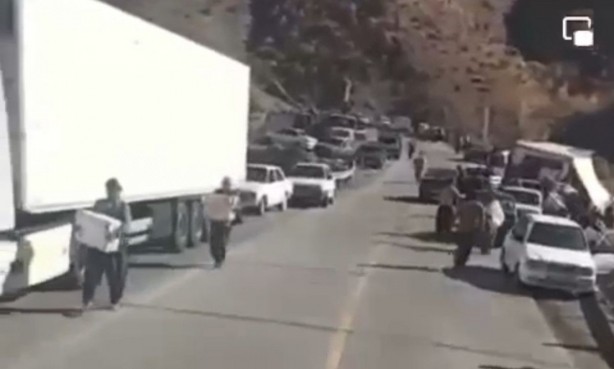 Foto - Komşu'da kaza yapan Türk tırını yağmaladılar! Skandal görüntüler