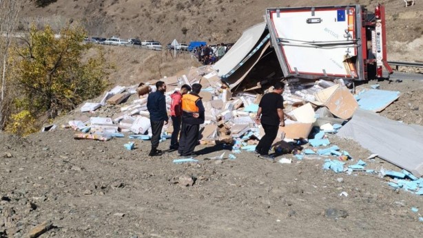 Foto - Komşu'da kaza yapan Türk tırını yağmaladılar! Skandal görüntüler