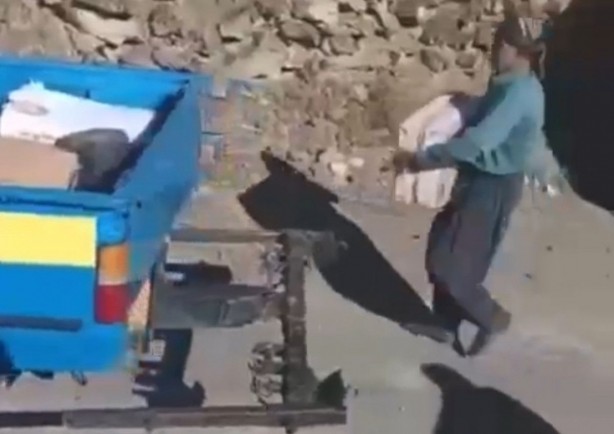 Foto - Komşu'da kaza yapan Türk tırını yağmaladılar! Skandal görüntüler