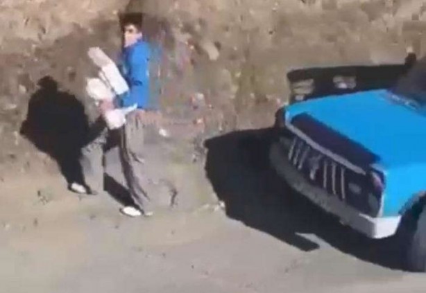 Foto - Komşu'da kaza yapan Türk tırını yağmaladılar! Skandal görüntüler