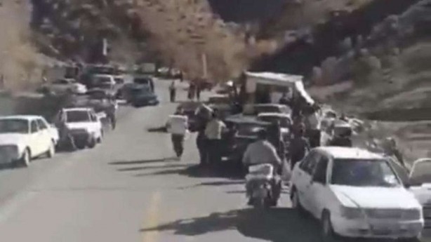 Foto - Komşu'da kaza yapan Türk tırını yağmaladılar! Skandal görüntüler