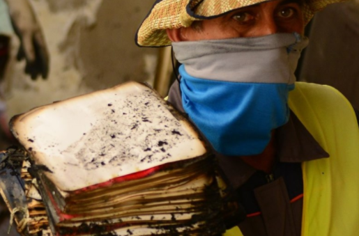 Foto - Komşuda ortalık karıştı! Hükümet binaları ateşe verildi