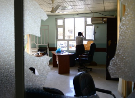 Foto - Komşuda ortalık karıştı! Hükümet binaları ateşe verildi