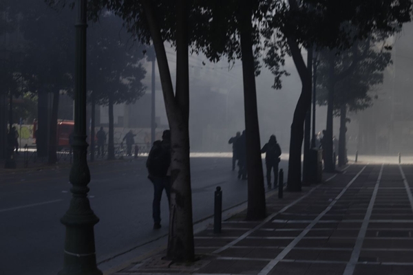 Foto - Komşuda ortalık fena karıştı... Her yeri yakıp yıktılar