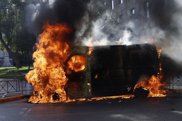 Foto - Komşuda ortalık fena karıştı... Her yeri yakıp yıktılar
