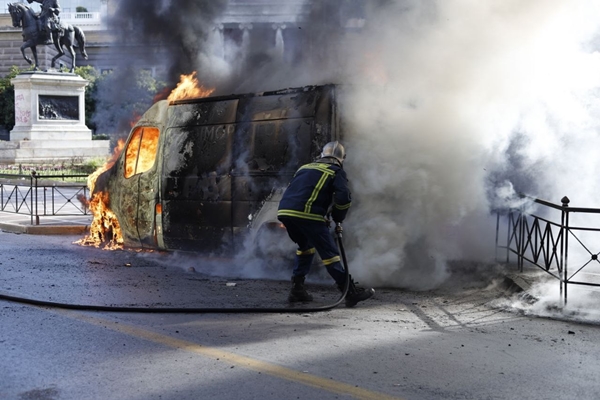Foto - Komşuda ortalık fena karıştı... Her yeri yakıp yıktılar