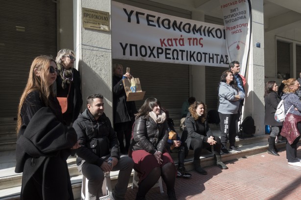 Komşuda sağlıkçılar sokağa indi