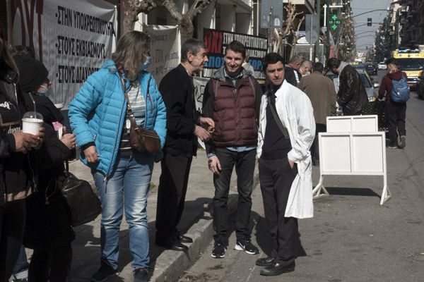 Foto - Komşuda sağlıkçılar sokağa indi