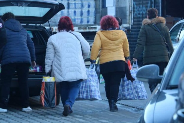 Foto - Komşunun Türkiye kararı sonrası olay görüntüler! Birbirleriyle yarıştılar