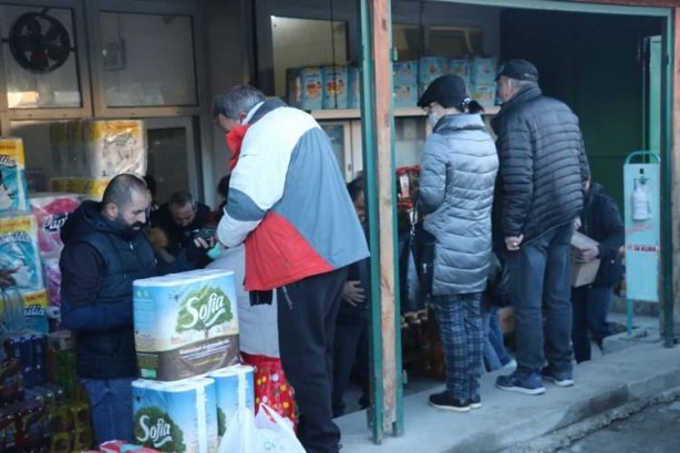 Foto - Komşunun Türkiye kararı sonrası olay görüntüler! Birbirleriyle yarıştılar