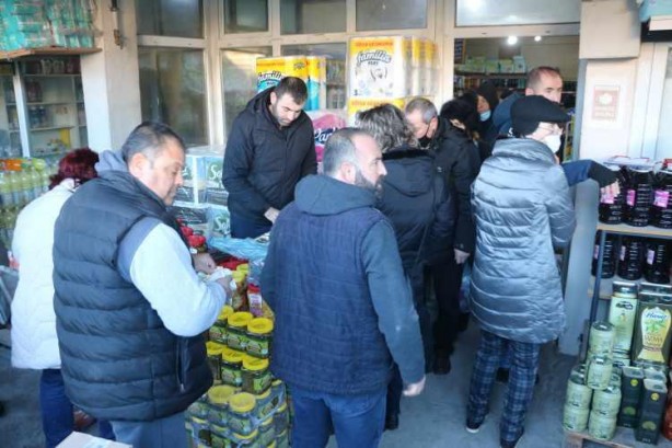 Foto - Komşunun Türkiye kararı sonrası olay görüntüler! Birbirleriyle yarıştılar