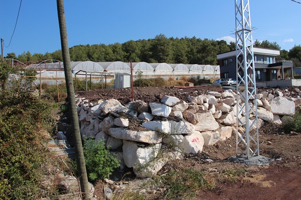 Foto - Komşusuna sinirlendi yolu böyle kapattı! 