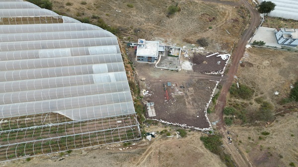 Komşusuna sinirlendi yolu böyle kapattı! 