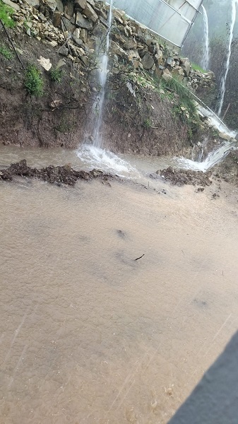 Foto - Komşusuna sinirlendi yolu böyle kapattı! 
