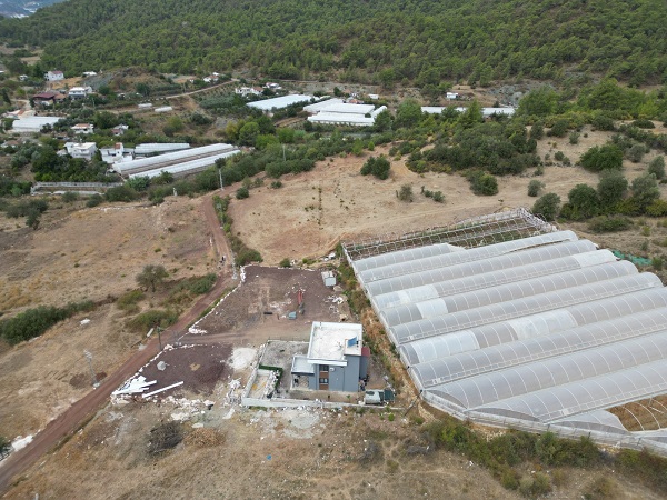 Foto - Komşusuna sinirlendi yolu böyle kapattı! 