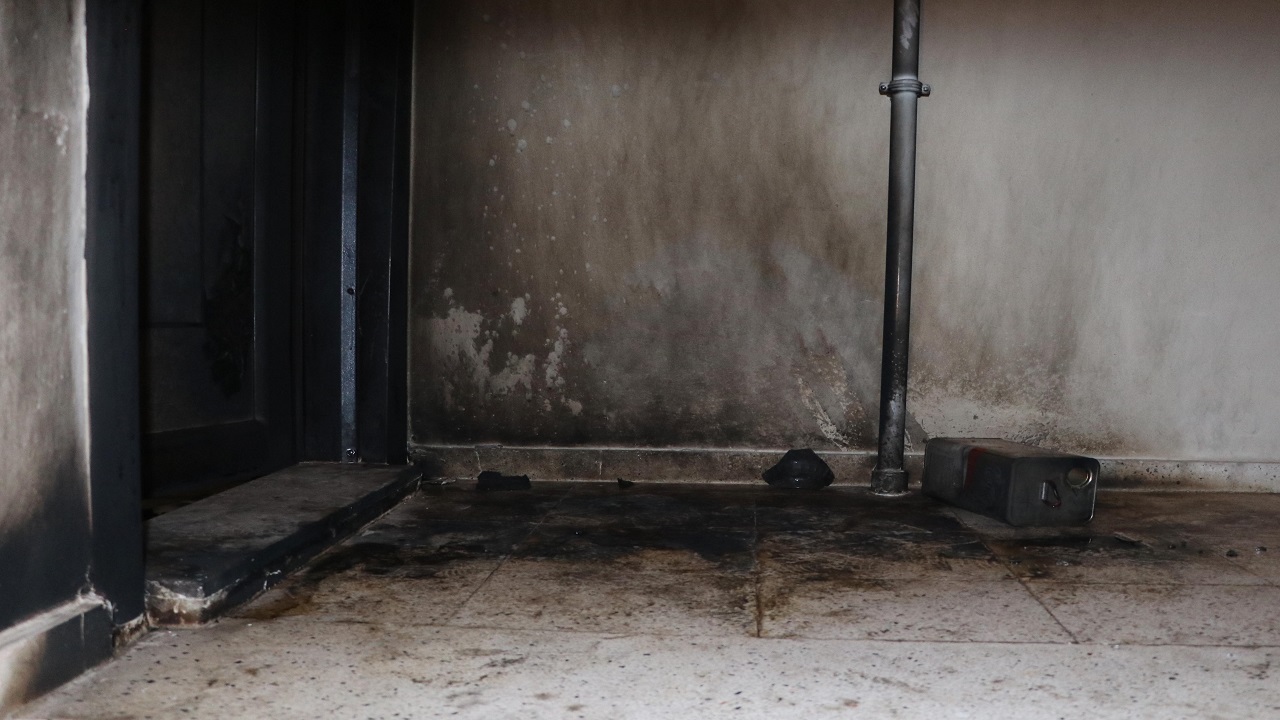 Foto - Komşusunun kapısına tiner döküp yaktı! 