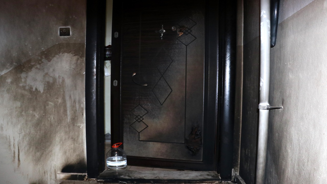 Komşusunun kapısına tiner döküp yaktı! 