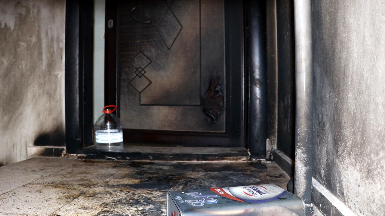 Foto - Komşusunun kapısına tiner döküp yaktı! 