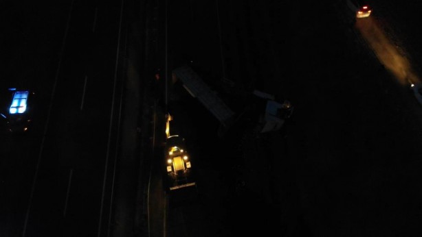 Kömür tozu yüklü tır devrildi: Kilometrelerce araç kuyruğu oluştu