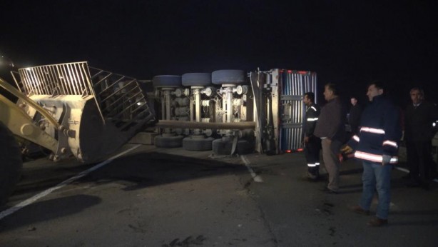 Foto - Kömür tozu yüklü tır devrildi: Kilometrelerce araç kuyruğu oluştu