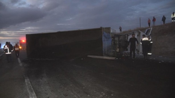 Foto - Kömür tozu yüklü tır devrildi: Kilometrelerce araç kuyruğu oluştu