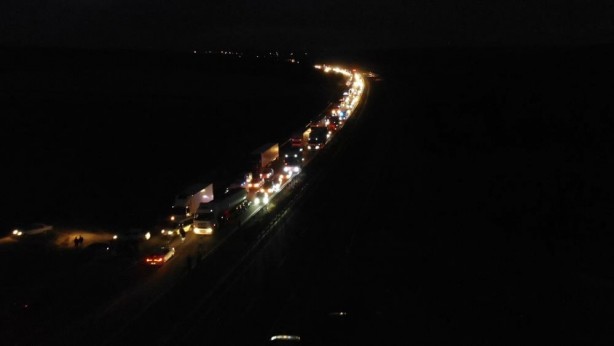 Foto - Kömür tozu yüklü tır devrildi: Kilometrelerce araç kuyruğu oluştu