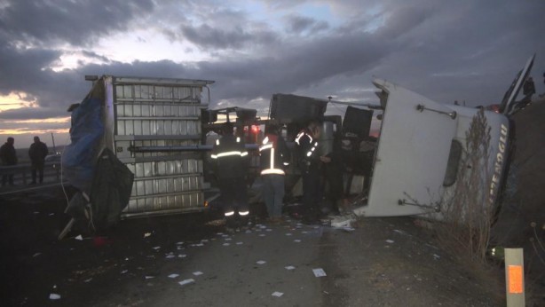 Foto - Kömür tozu yüklü tır devrildi: Kilometrelerce araç kuyruğu oluştu