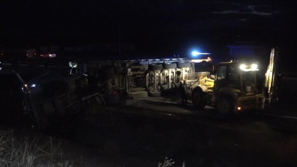 Foto - Kömür tozu yüklü tır devrildi: Kilometrelerce araç kuyruğu oluştu