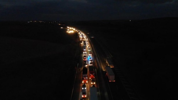 Foto - Kömür tozu yüklü tır devrildi: Kilometrelerce araç kuyruğu oluştu