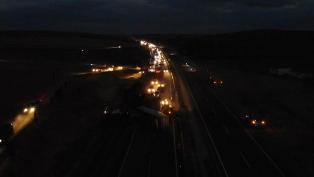 Foto - Kömür tozu yüklü tır devrildi: Kilometrelerce araç kuyruğu oluştu