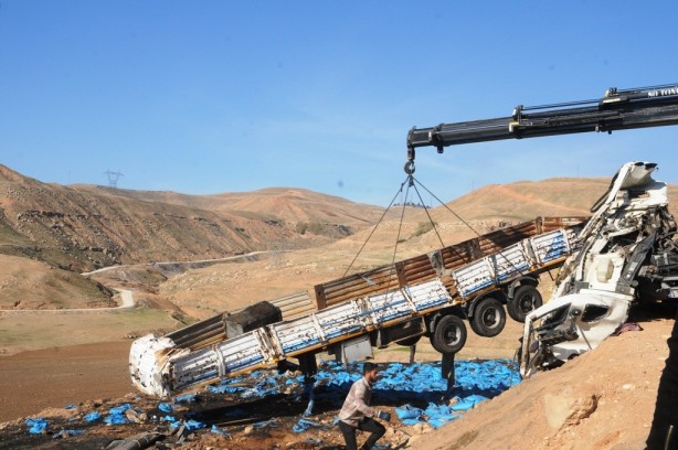 Foto - Kömür yüklü TIR şarampole devrildi: Yaralılar var
