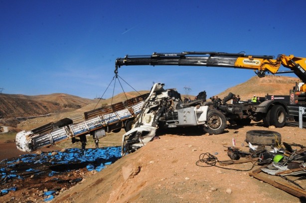 Kömür yüklü TIR şarampole devrildi: Yaralılar var