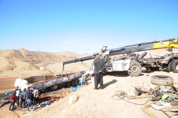 Foto - Kömür yüklü TIR şarampole devrildi: Yaralılar var