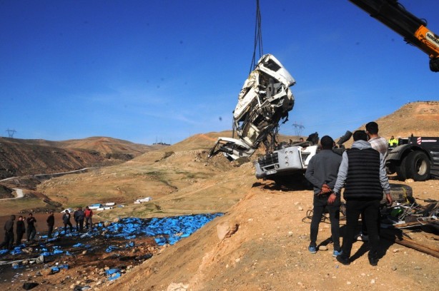 Foto - Kömür yüklü TIR şarampole devrildi: Yaralılar var