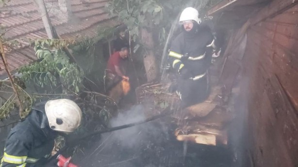 Foto - Kömürlükte çıkan yangın korkuttu