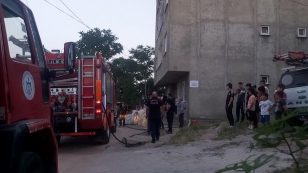 Foto - Kömürlükte çıkan yangın korkuttu
