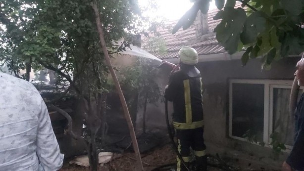 Foto - Kömürlükte çıkan yangın korkuttu