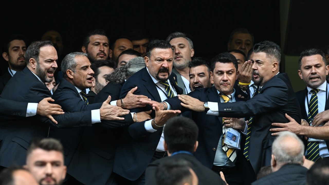 Foto - Kongrede dikkat çeken "Frankfurt" göndermesi! Ortalık yine karışacak gibi.. Bakın ne dedi o üye…