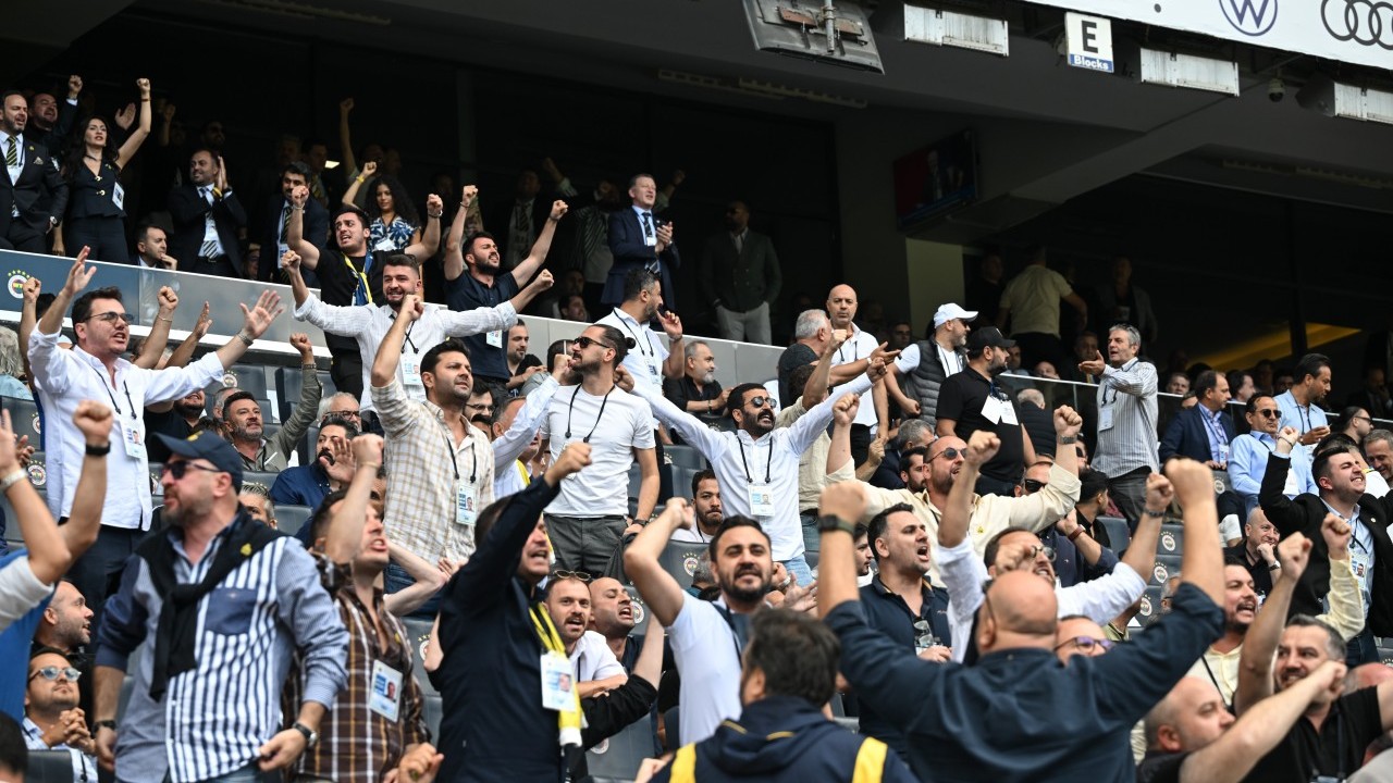 Foto - Kongrede dikkat çeken "Frankfurt" göndermesi! Ortalık yine karışacak gibi.. Bakın ne dedi o üye…