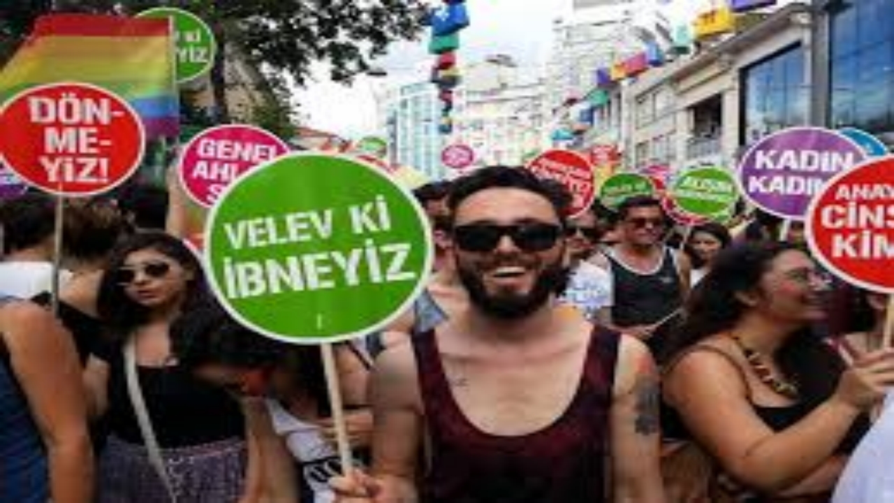 Foto - Konserlerinde LGBT paçavrası açan şarkıcı Mabel Matiz’e annesi bile isyan etti