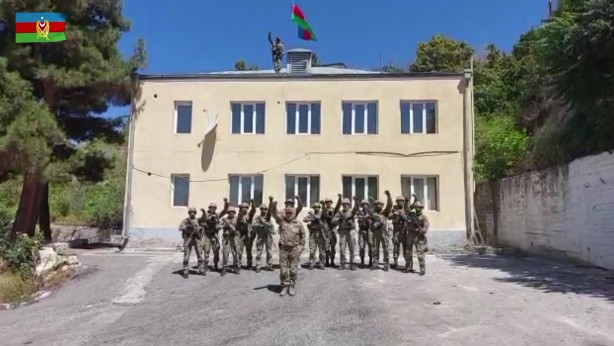 Kontrol sağlandı! Azerbaycan ordusu Laçın'da bayrak dalgalandırdı