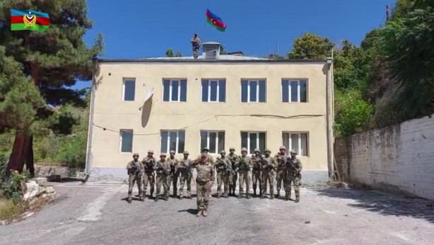 Foto - Kontrol sağlandı! Azerbaycan ordusu Laçın'da bayrak dalgalandırdı