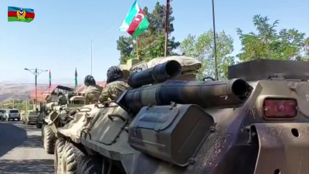 Foto - Kontrol sağlandı! Azerbaycan ordusu Laçın'da bayrak dalgalandırdı