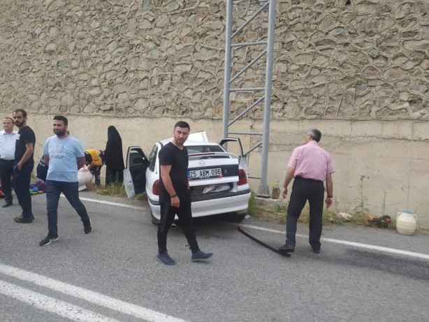 Foto - Kontrolden çıkan araç direğe çarptı: Yaralılar var