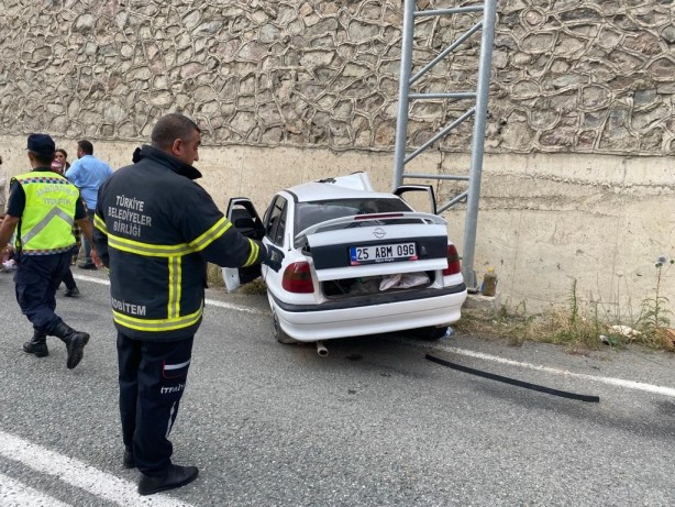 Foto - Kontrolden çıkan araç direğe çarptı: Yaralılar var