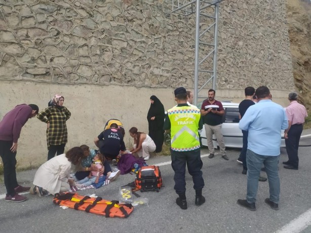 Foto - Kontrolden çıkan araç direğe çarptı: Yaralılar var