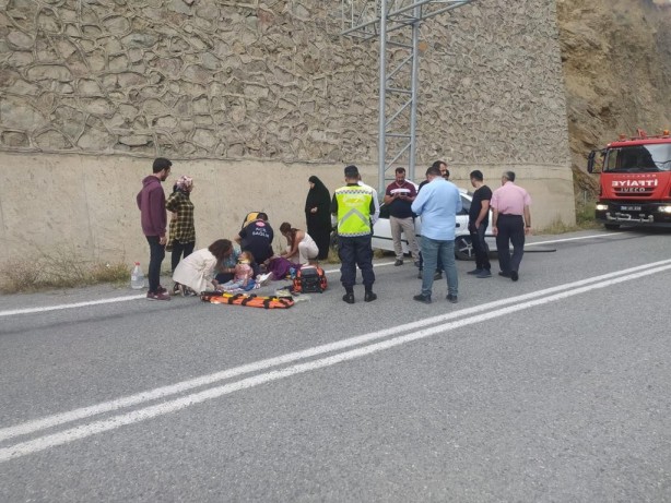 Foto - Kontrolden çıkan araç direğe çarptı: Yaralılar var