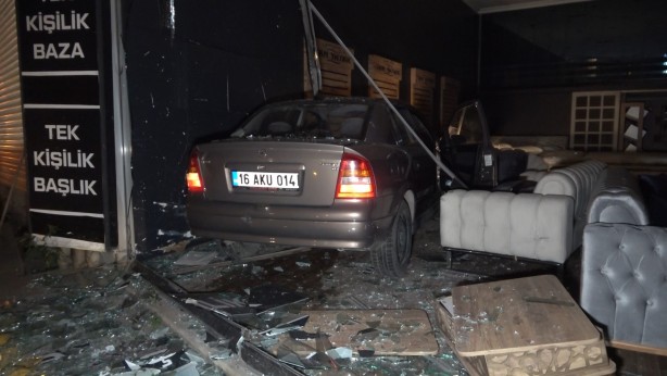 Foto - Kontrolden çıkan araç mobilya dükkanına girdi